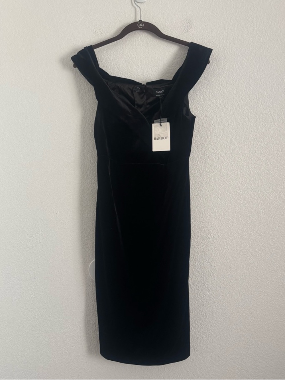 NWT Bardot Women's Size 6 Black Velvet Off Shoulder Sheath Dress